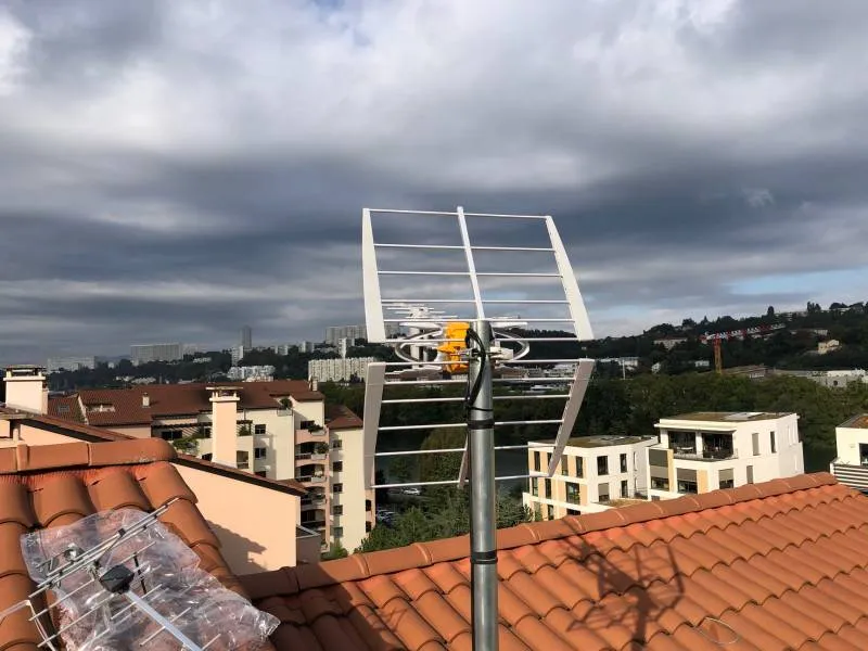 Antenniste orientant une antenne râteau