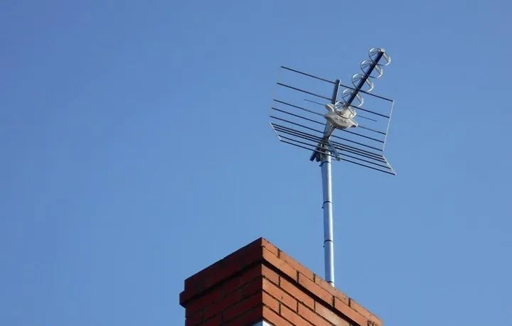 Antenniste orientant une antenne râteau