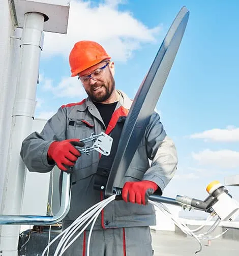 Technicien antenniste sur un toit